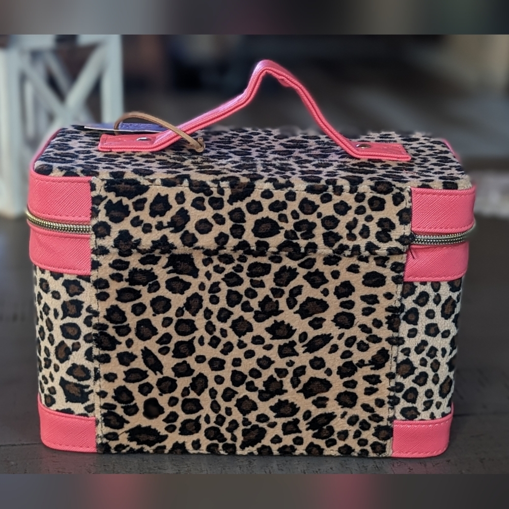 🆕📢📢LAST ONE....Cheetah Print Cosmetic Train Case - Picture 8 of 9